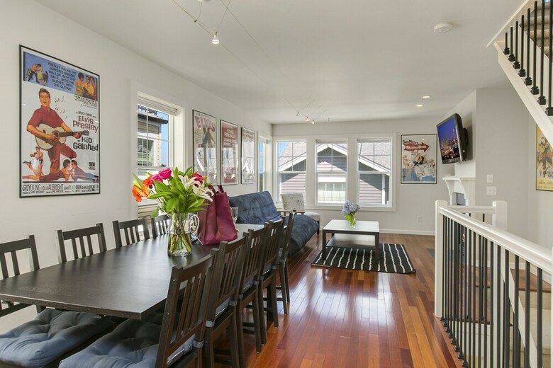 Seattle Vacation Home: The Library