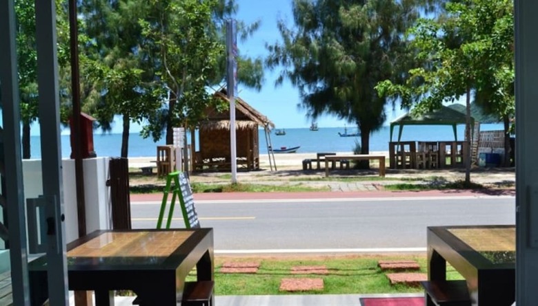 Hotel Baan Aroka Beach Front