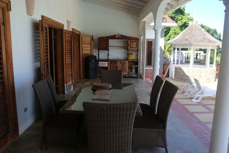 Villa Mohagany House