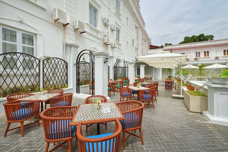 Manoir Des Arts Hotel