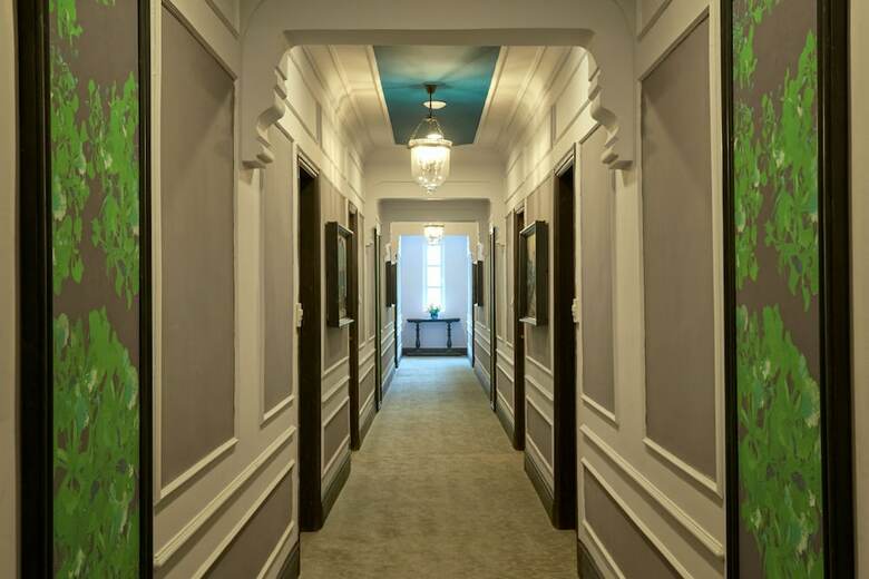 Manoir Des Arts Hotel