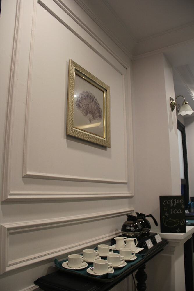 Manoir Des Arts Hotel
