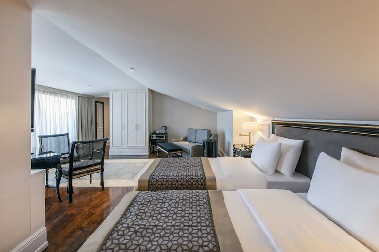 1890 Suites Hotel