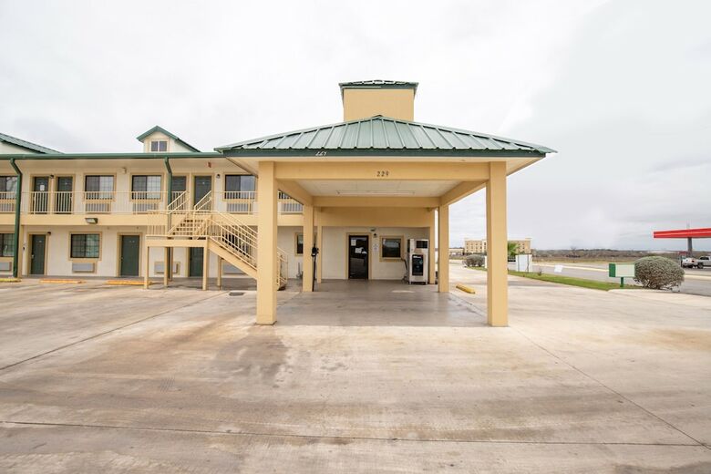 Motel Hotel Pearsall Louise Ln & I-35