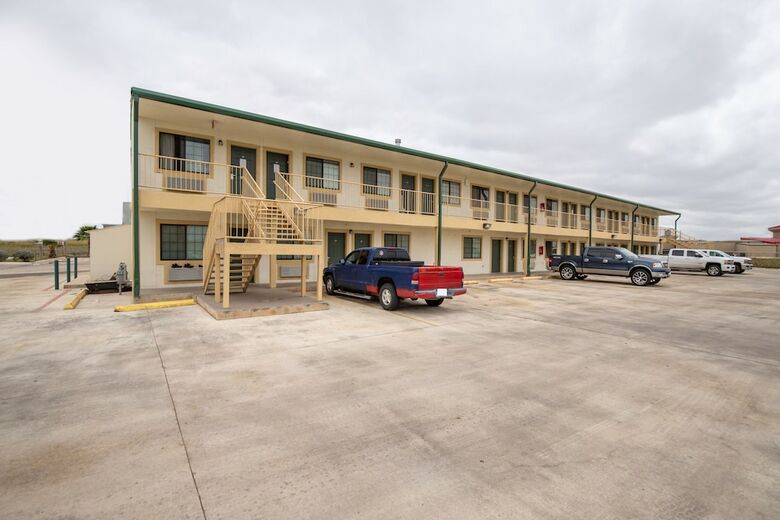 Motel Hotel Pearsall Louise Ln & I-35