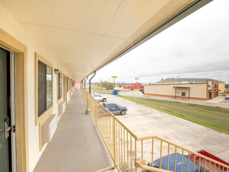 Motel Hotel Pearsall Louise Ln & I-35