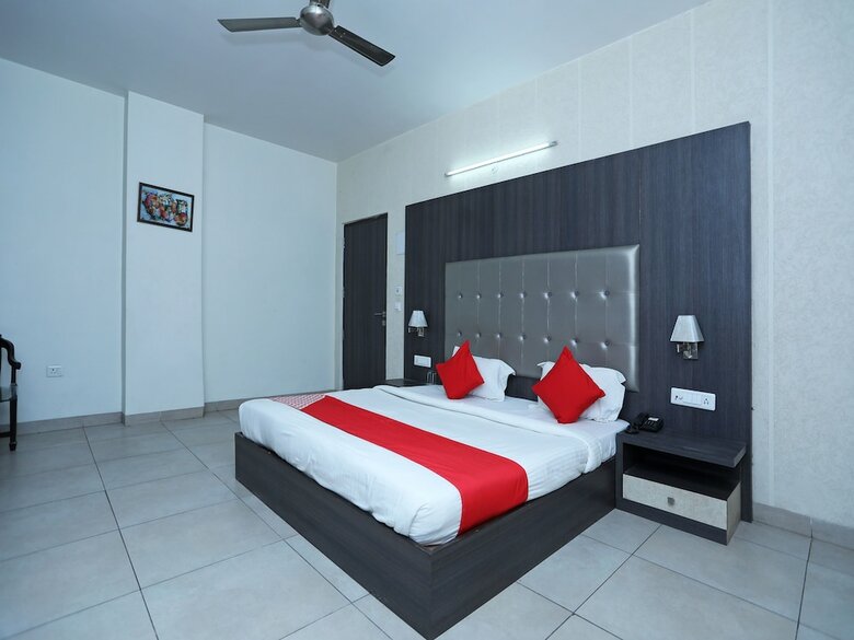 Hotel Oyo 5192 Laj Regency
