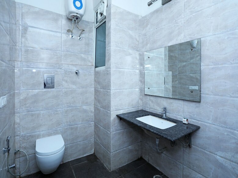 Hotel Oyo 5192 Laj Regency