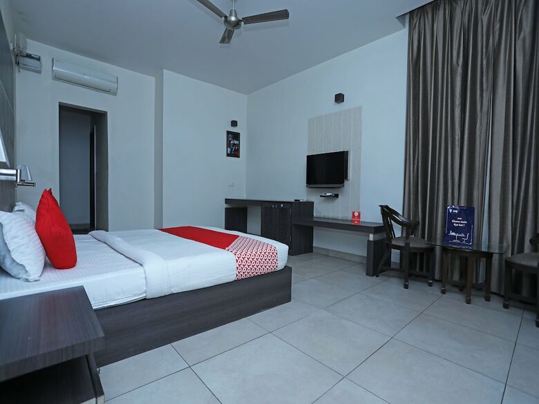 Hotel Oyo 5192 Laj Regency