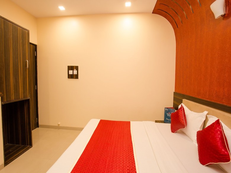 Oyo 8759 Hotel Adore Palace