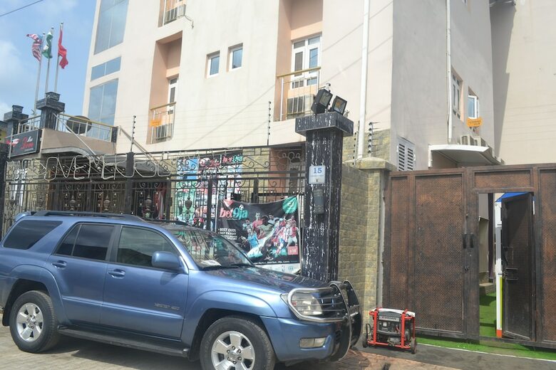Hotel Mac Dove Lounge & Suites Ltd