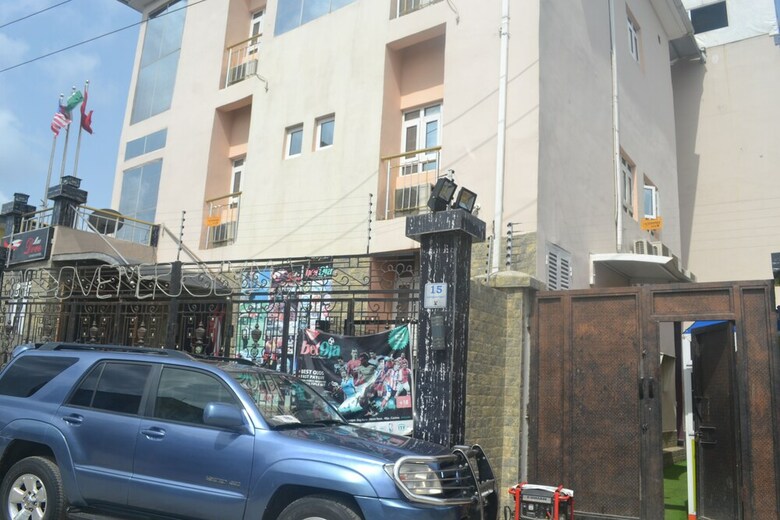 Hotel Mac Dove Lounge & Suites Ltd