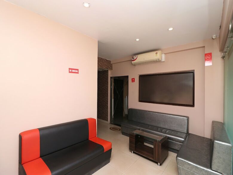 Hotel Oyo 11722 Crystal Guest House