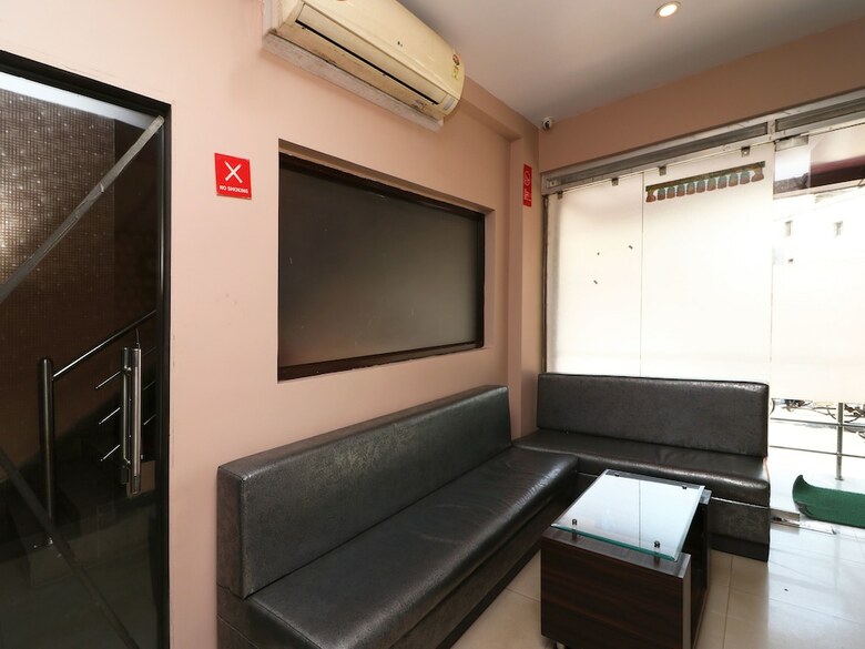 Hotel Oyo 11722 Crystal Guest House