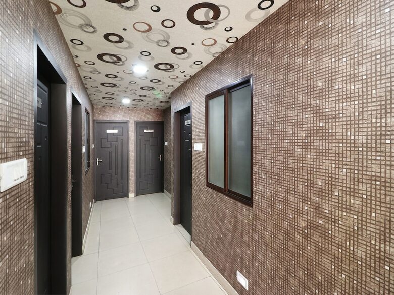 Hotel Oyo 11722 Crystal Guest House