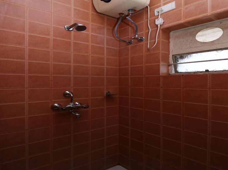 Hotel Oyo 11722 Crystal Guest House