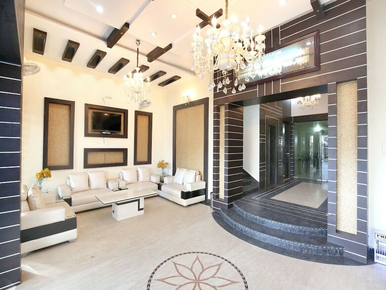 Oyo 9235 Hotel Nayyar