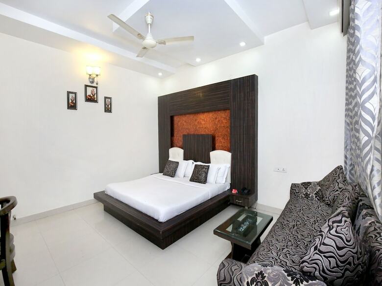 Oyo 9235 Hotel Nayyar