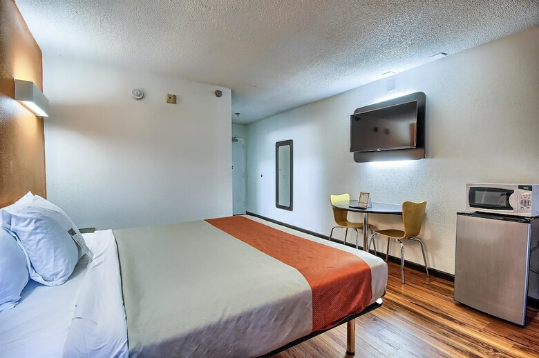 Motel 6 Columbus West