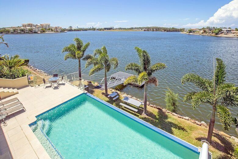Lakehouse Family Oasis