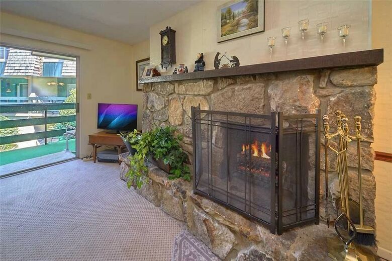 Alone At Last 2 Bedroom Home With Fireplace