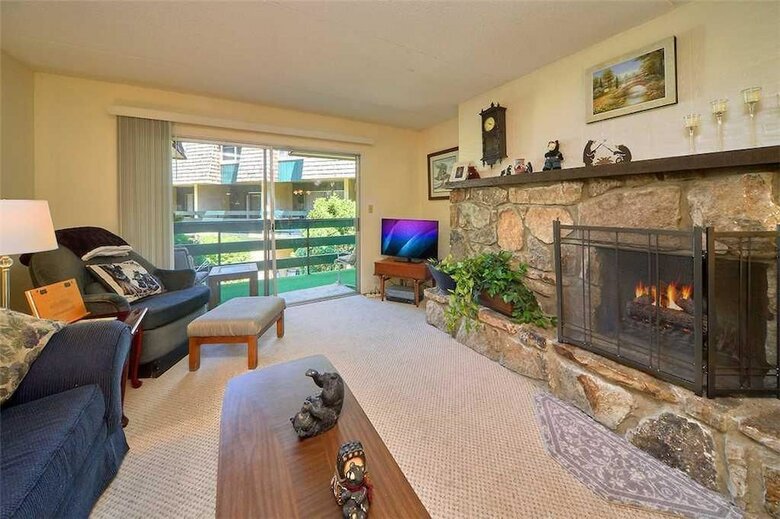 Alone At Last 2 Bedroom Home With Fireplace