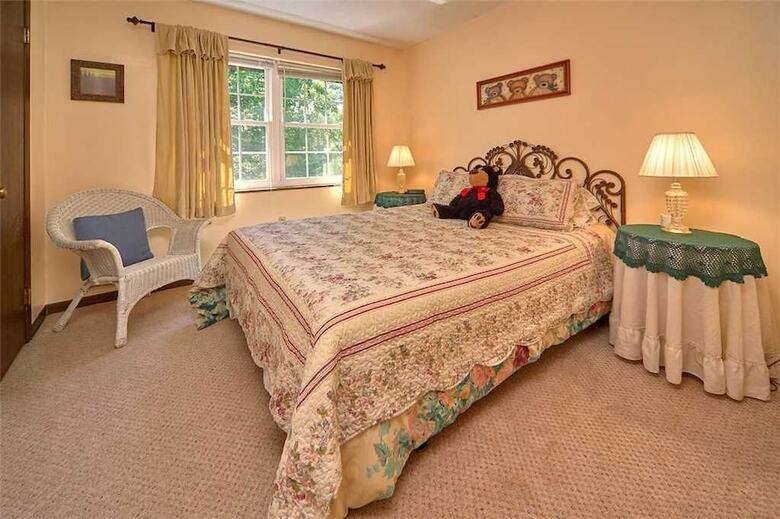 Alone At Last 2 Bedroom Home With Fireplace
