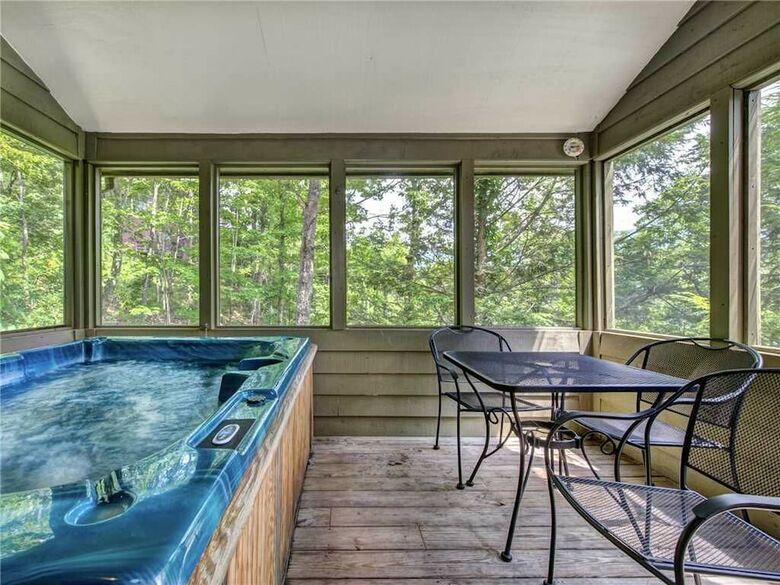 Mountain Charm 3 Bedroom Home With Fireplace