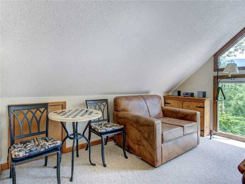 Mountain Charm 3 Bedroom Home With Fireplace