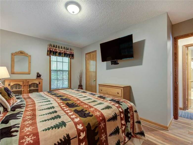 Mountain Charm 3 Bedroom Home With Fireplace