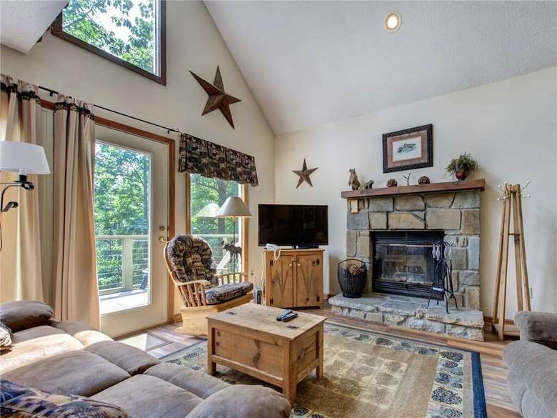 Mountain Charm 3 Bedroom Home With Fireplace