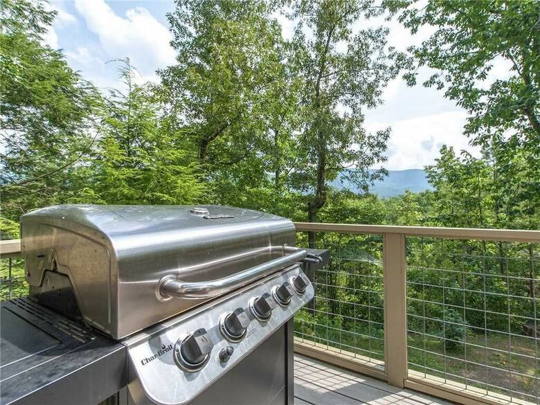 Mountain Charm 3 Bedroom Home With Fireplace