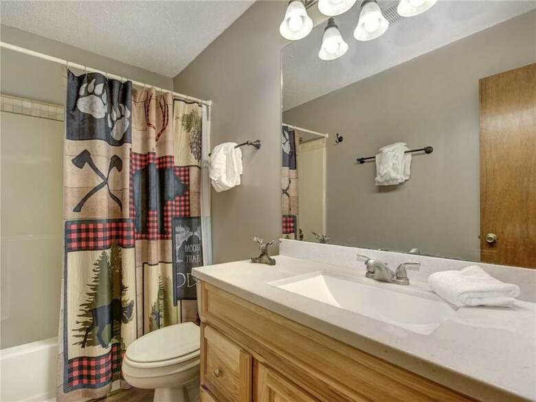 Mountain Charm 3 Bedroom Home With Fireplace
