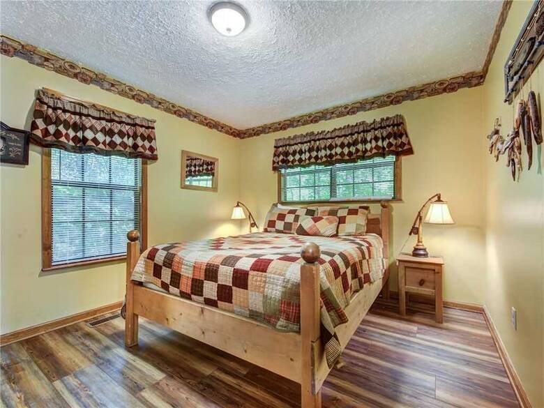Mountain Charm 3 Bedroom Home With Fireplace