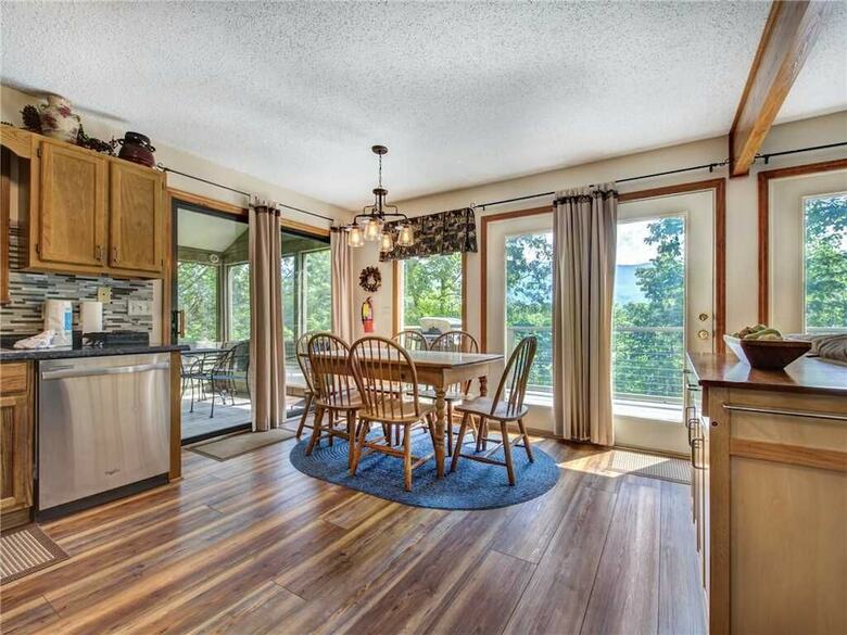 Mountain Charm 3 Bedroom Home With Fireplace