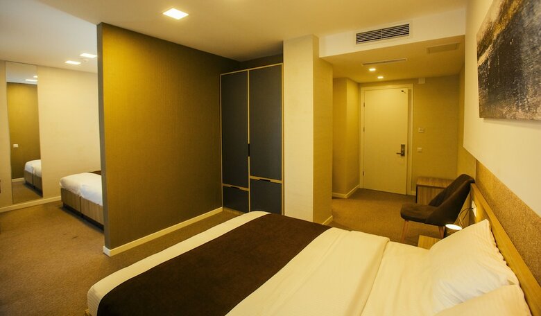 Hotel West