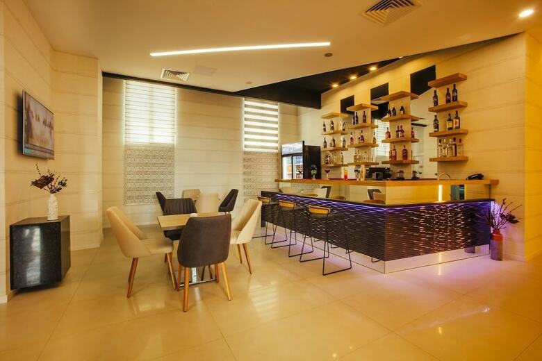 Hotel West