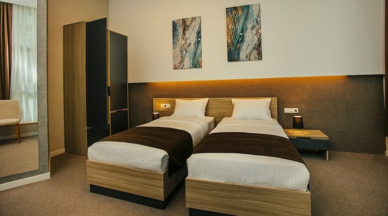 Hotel West