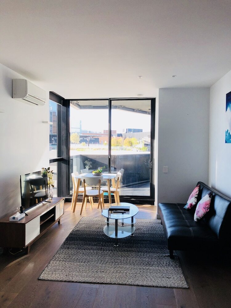 Lvl 11 Cosy Apartment Near Lygon St