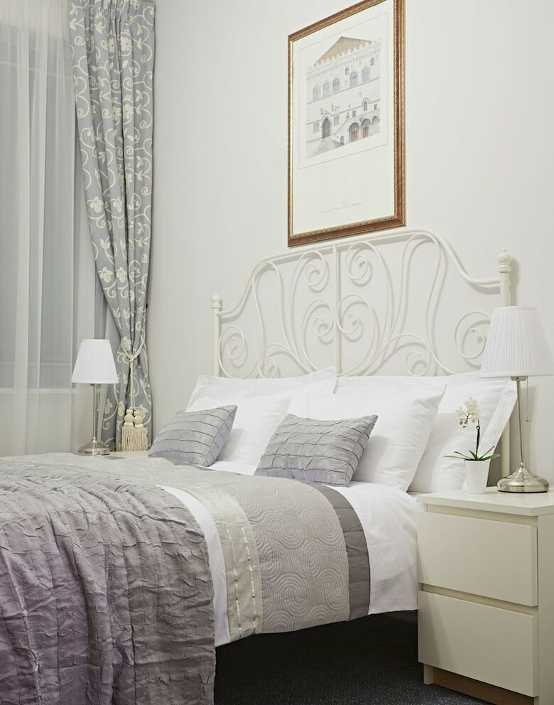 Hotel Apartments Almandine