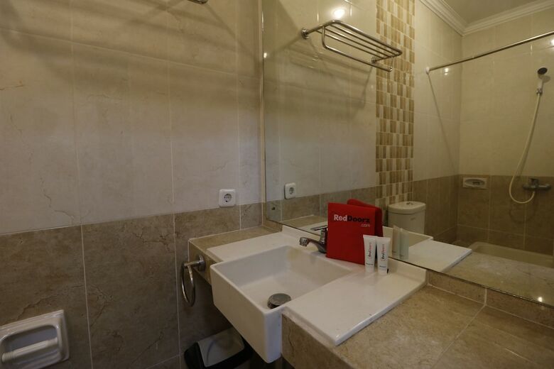 Hotel Reddoorz Plus @ Jalan Dharmawangsa