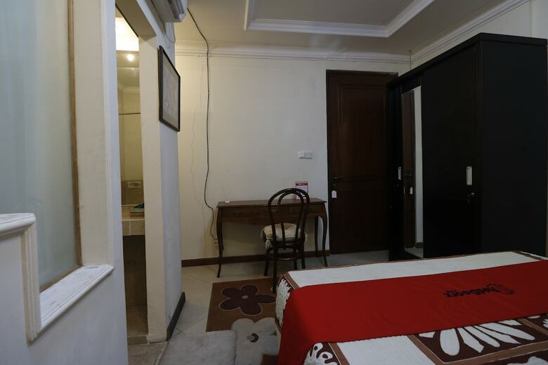Hotel Reddoorz Plus @ Jalan Dharmawangsa