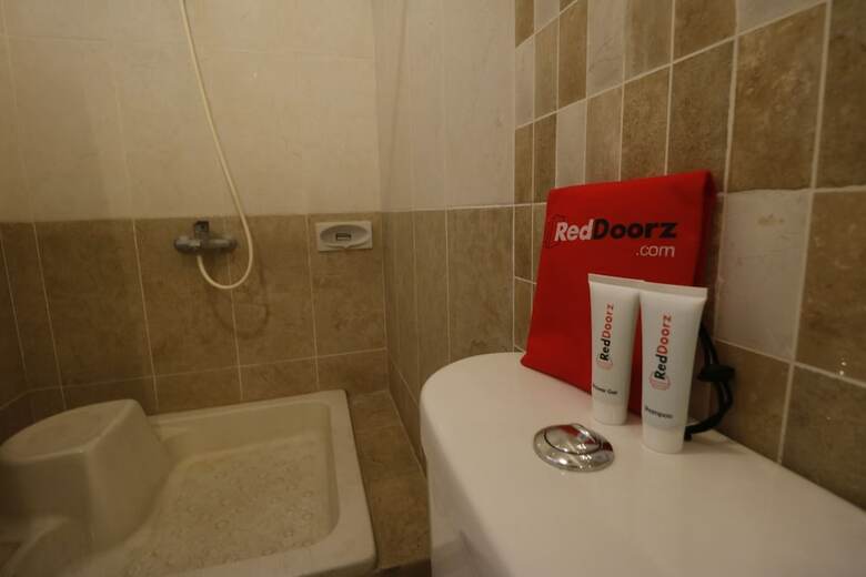 Hotel Reddoorz Plus @ Jalan Dharmawangsa