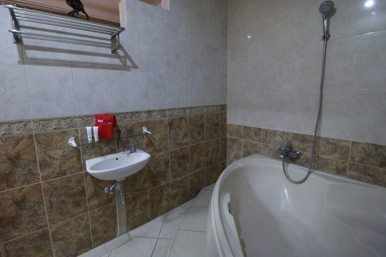 Hotel Reddoorz Plus @ Jalan Dharmawangsa