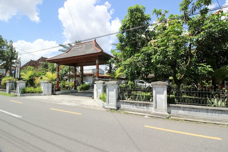 Hotel Reddoorz Plus Near Alun Alun Selatan 2