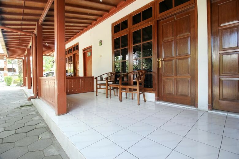 Hotel Reddoorz Plus Near Alun Alun Selatan 2
