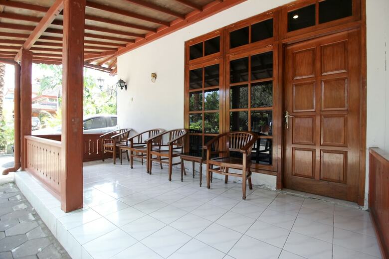 Hotel Reddoorz Plus Near Alun Alun Selatan 2