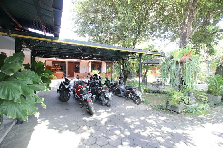 Hotel Reddoorz Plus Near Alun Alun Selatan 2