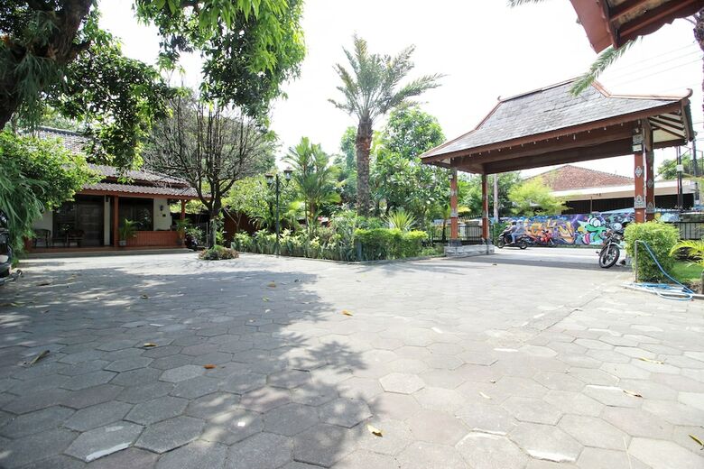 Hotel Reddoorz Plus Near Alun Alun Selatan 2
