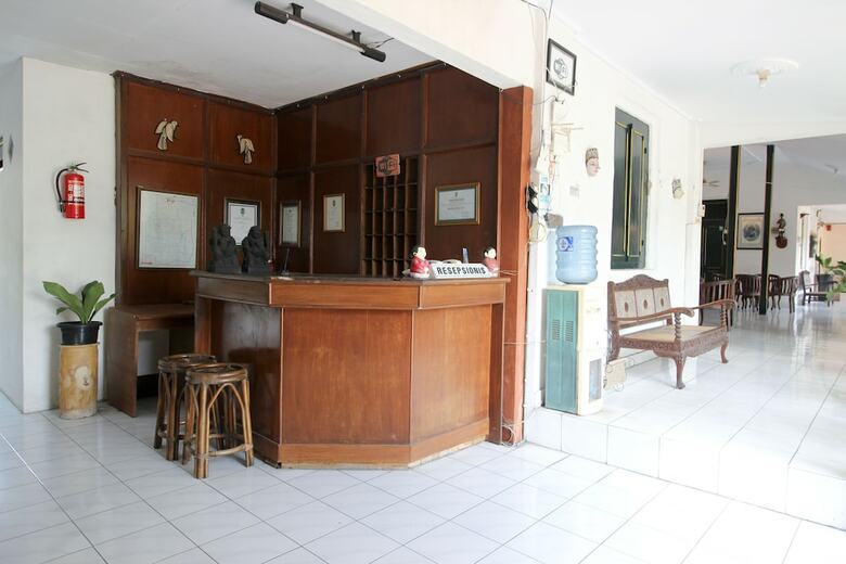 Hotel Reddoorz Plus Near Alun Alun Selatan 2